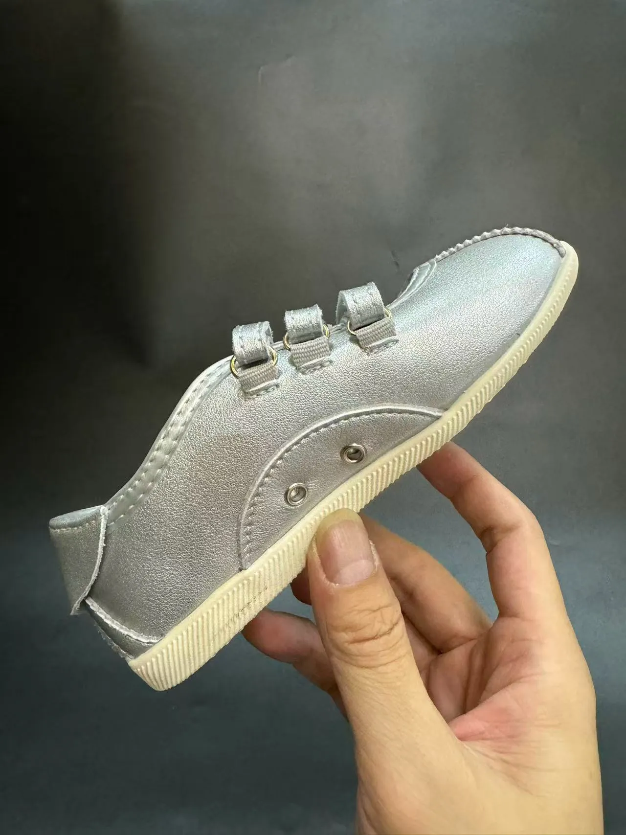 Adidas Mary Jane Argent Blanc Métallique Cuir-Like Supérieur Trois Velcro Straps Mary Jane Chaussures 23