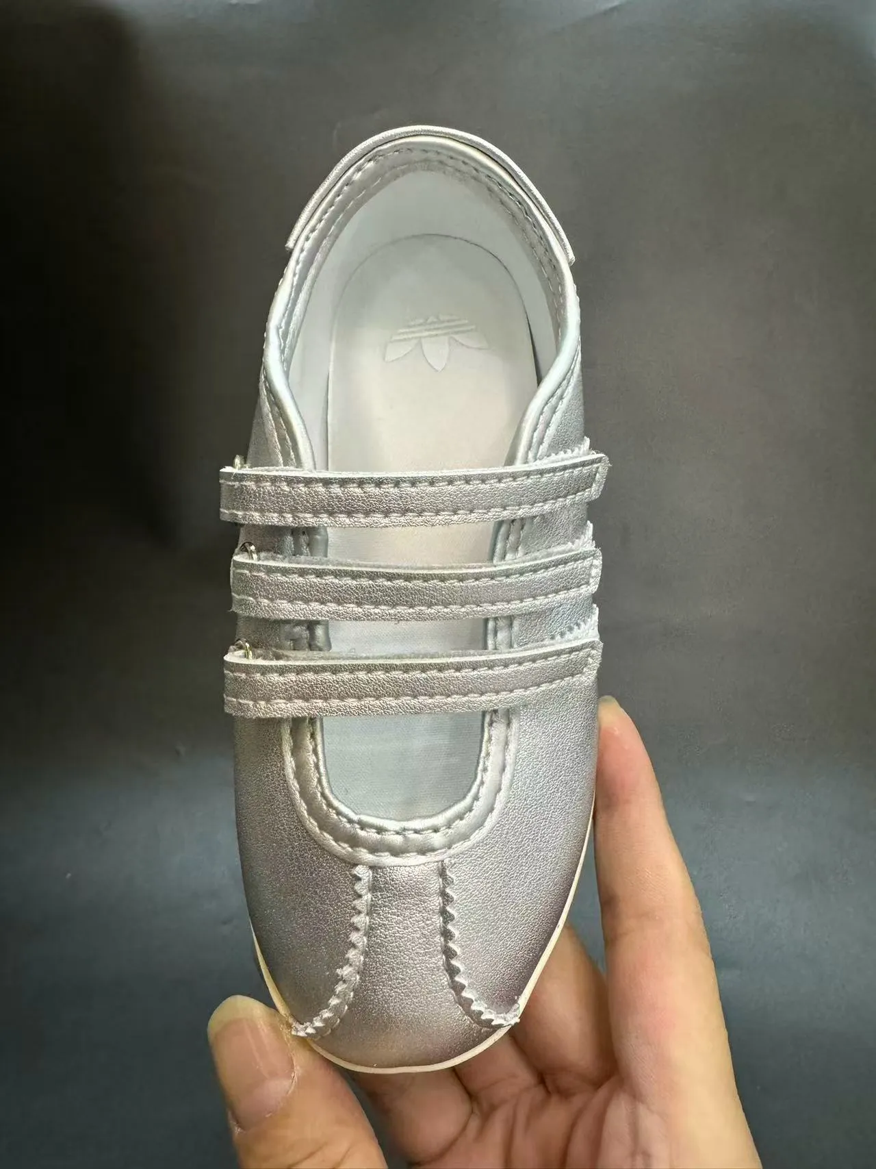Adidas Mary Jane Argent Blanc Métallique Cuir-Like Supérieur Trois Velcro Straps Mary Jane Chaussures 24