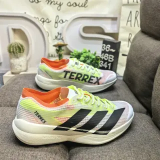 Adidas Zapatillas de correr naranja multicolor con upper de malla ligera y overlay de gradiente neón