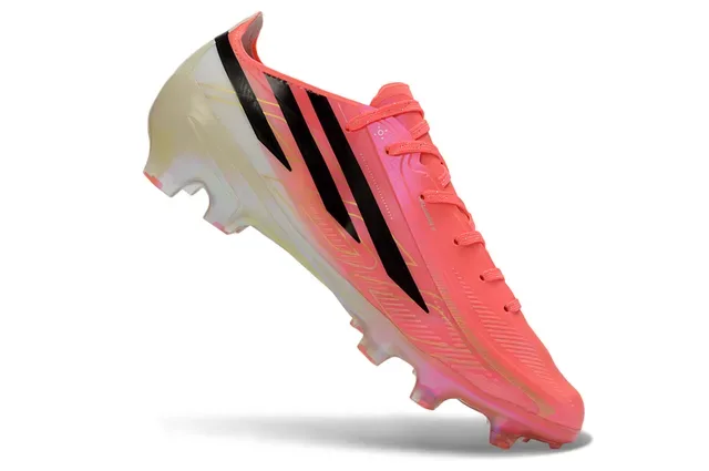 Adidas Chaussures de football rose noir de profil bas focus sur la vitesse pour terrain ferme 2