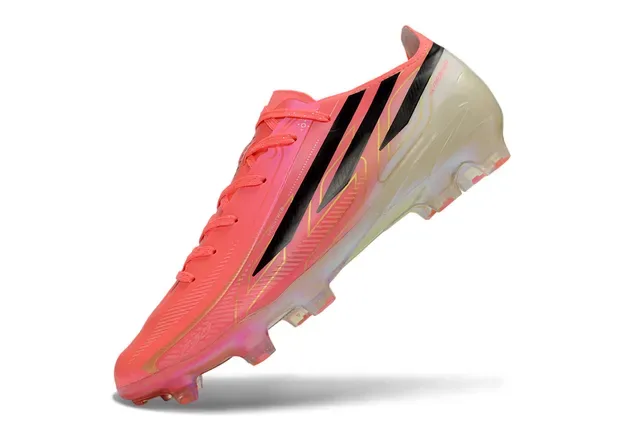 Adidas Chaussures de football rose noir de profil bas focus sur la vitesse pour terrain ferme 3