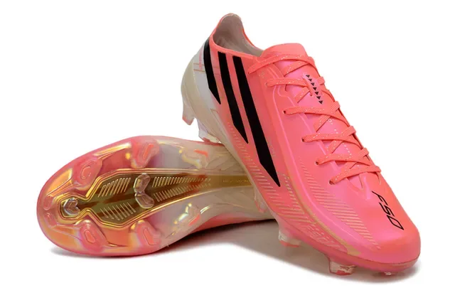 Adidas Chaussures de football rose noir de profil bas focus sur la vitesse pour terrain ferme 4