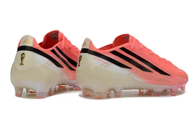Adidas Chaussures de football rose noir de profil bas focus sur la vitesse pour terrain ferme 5