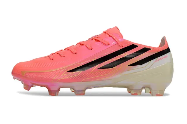 Adidas Chaussures de football rose noir de profil bas focus sur la vitesse pour terrain ferme 7