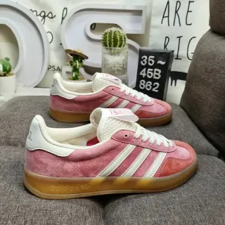 Adidas गुलाबी सफेद स्यूड अपर तीन पट्टियों वाली साइड पैनल लाइफस्टाइल स्नीकर