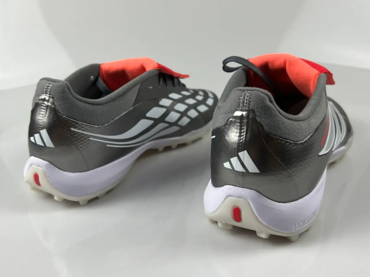 Adidas Predator Gris Rouge Chaussures de Football Gazon Synthétique Coupe Basse Doublure Synthétique Maillage Texturé 2