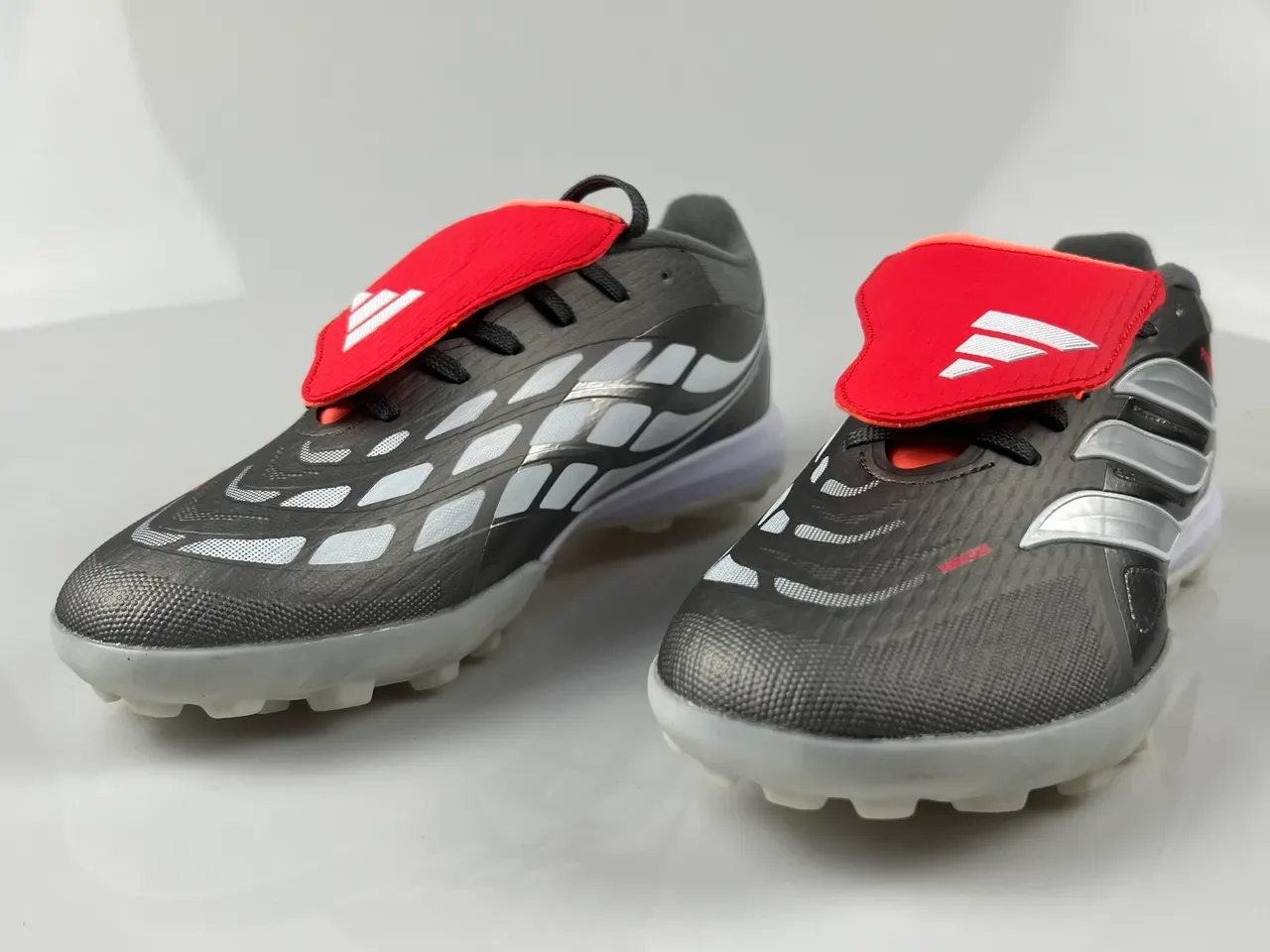 Adidas Predator Gris Rouge Chaussures de Football Gazon Synthétique Coupe Basse Doublure Synthétique Maillage Texturé 3