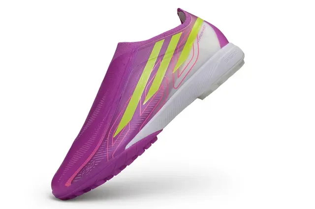 Chaussures de football Adidas Turf violet jaune avec upper sock-fit et overlay de trois rayures 3