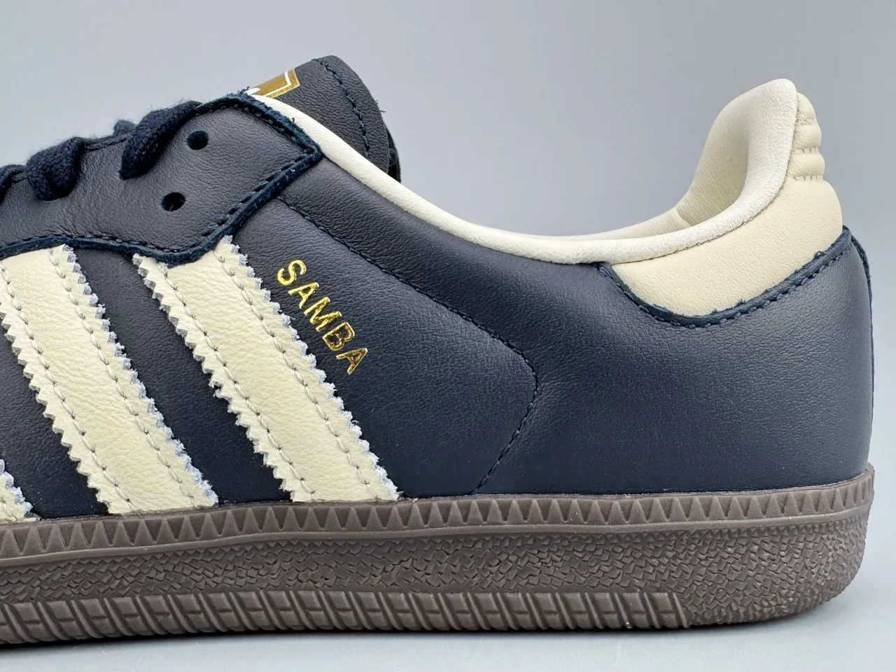 Adidas Samba Navy and Cream लाइफस्टाइल स्नीकर 2