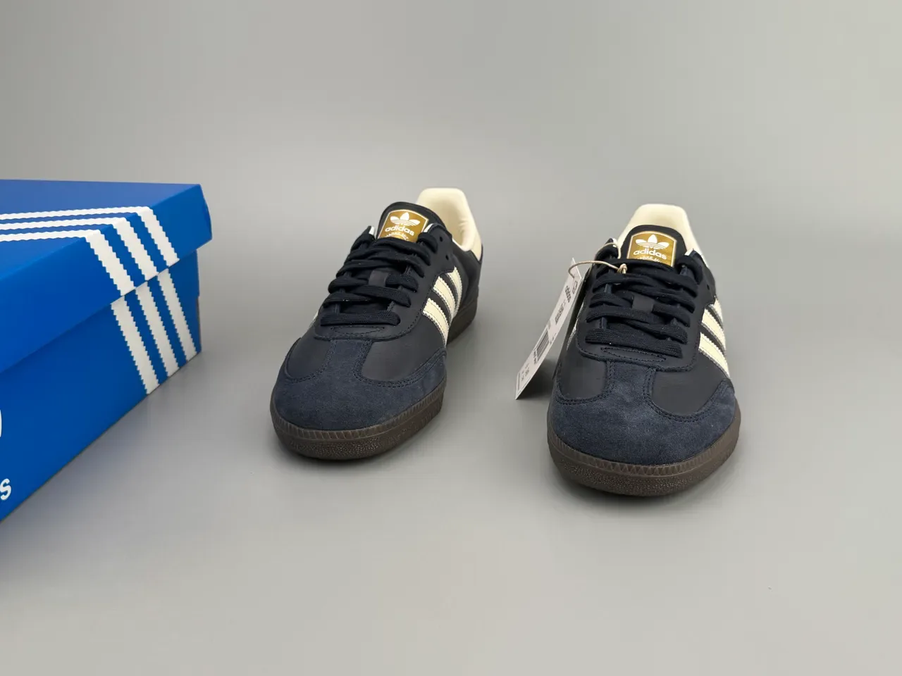 Adidas Samba Navy and Cream लाइफस्टाइल स्नीकर 4