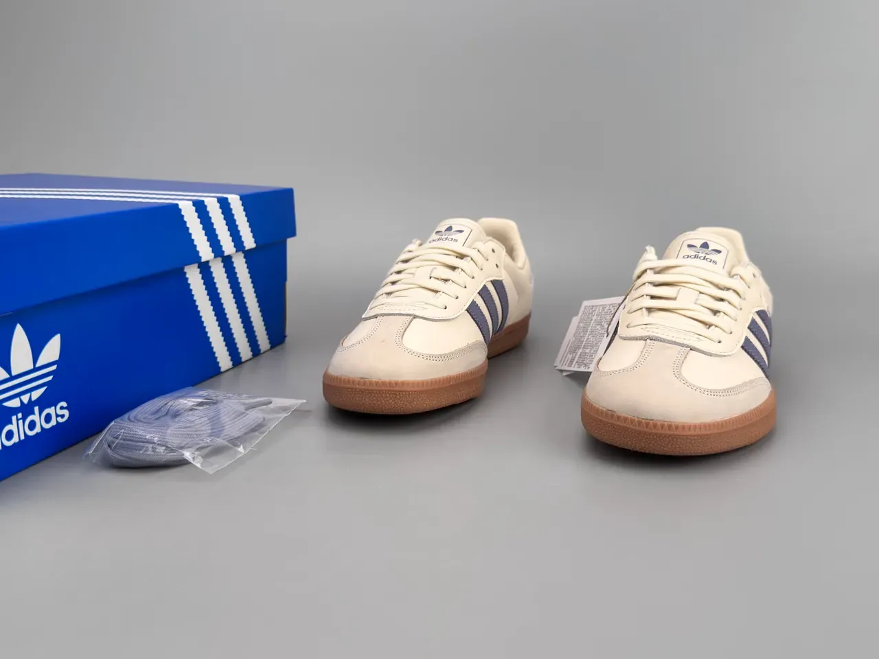 Adidas Samba Off-White और बैंगनी लाइफस्टाइल स्नीकर 4