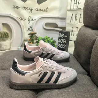 Adidas Samba हल्की गुलाबी और काली लाइफस्टाइल स्नीकर