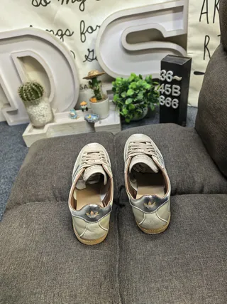 Adidas Spezial Beige Silver Low-Top Perforated Toe Lifestyle Sneakers 8