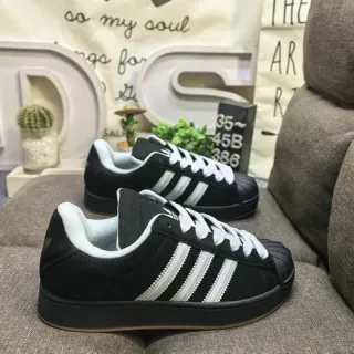 Adidas Superstar काली और सफेद लाइफस्टाइल स्नीकर