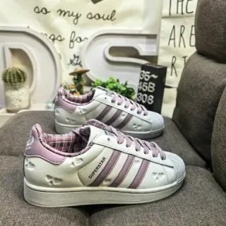 Adidas Superstar Off-White और Pink लाइफस्टाइल स्नीकर