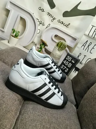 Adidas Superstar sneakers lifestyle blancs et noirs 9