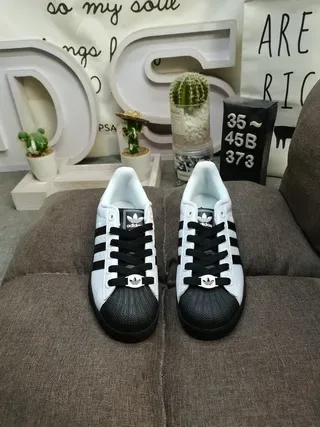 Adidas Superstar sneakers lifestyle blancs et noirs 10