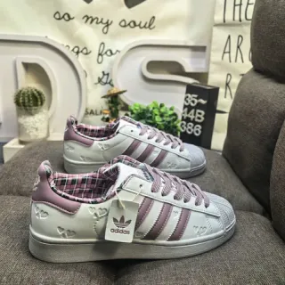 Adidas Superstar सफेद और मोव हार्ट एमबॉस्ड लाइफस्टाइल स्नीकर