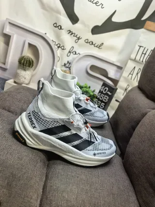 Adidas Terrex Agravic Flow GORE-TEX White Black Running Shoes 9