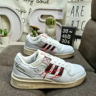Adidas सफेद काला लो-टॉप पर्फोरेटेड टो लाइफस्टाइल स्नीकर