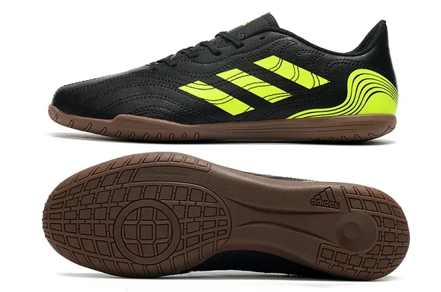 Adidas Tênis de futebol indoor branco e preto sintético acolchoado superior três listras 4