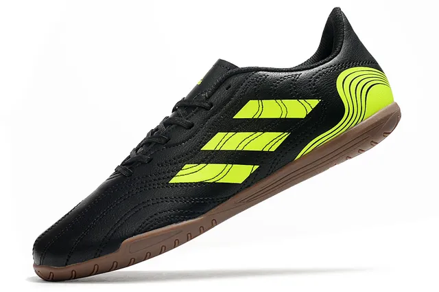 Adidas Tênis de futebol indoor branco e preto sintético acolchoado superior três listras 6