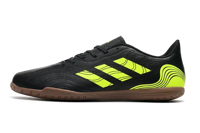 Adidas Tênis de futebol indoor branco e preto sintético acolchoado superior três listras 7