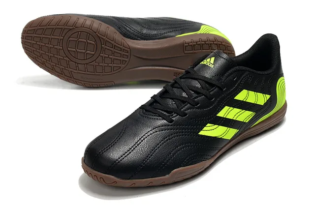Adidas Tênis de futebol indoor branco e preto sintético acolchoado superior três listras 8