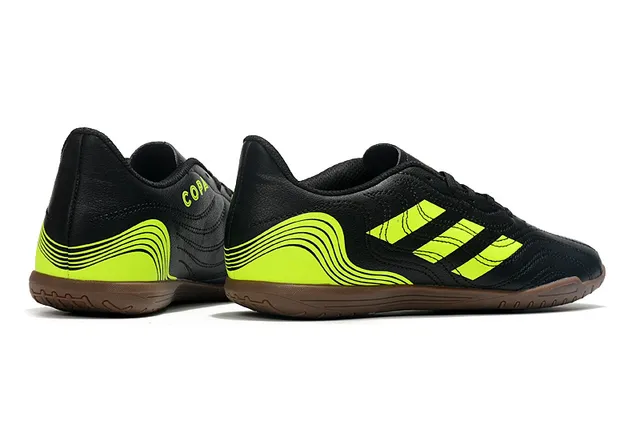 Adidas Tênis de futebol indoor branco e preto sintético acolchoado superior três listras 9