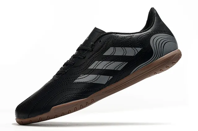 Adidas Tênis de futebol indoor branco e preto sintético acolchoado superior três listras 12