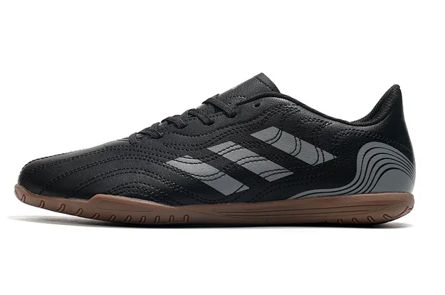 Adidas Tênis de futebol indoor branco e preto sintético acolchoado superior três listras 13
