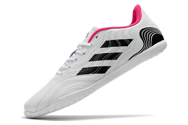 Adidas Tênis de futebol indoor branco e preto sintético acolchoado superior três listras 18