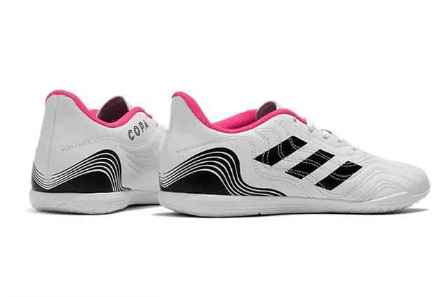 Adidas Tênis de futebol indoor branco e preto sintético acolchoado superior três listras 21