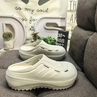 Adidas সাদা molded monochrome তিন স্ট্রাইপ সাইড ডিটেল ক্লগ