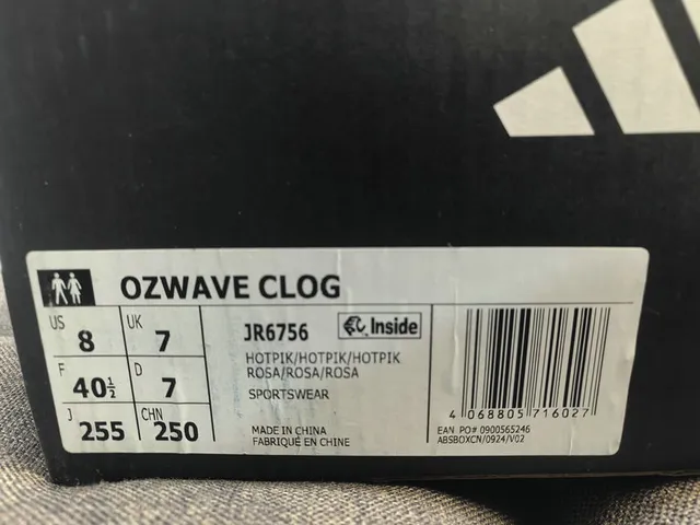 Adidas sapato de madeira branco moldado monocromático três listras detalhe lateral 2