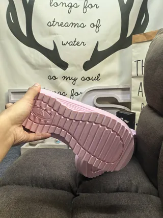 Adidas sapato de madeira branco moldado monocromático três listras detalhe lateral 3