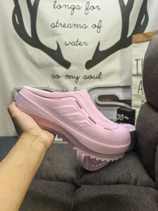 Adidas sapato de madeira branco moldado monocromático três listras detalhe lateral 4