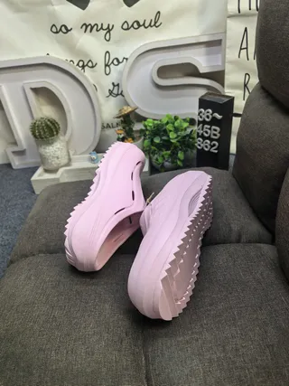 Adidas sapato de madeira branco moldado monocromático três listras detalhe lateral 5