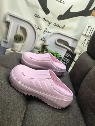 Adidas sapato de madeira branco moldado monocromático três listras detalhe lateral 6