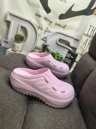 Adidas sapato de madeira branco moldado monocromático três listras detalhe lateral 8
