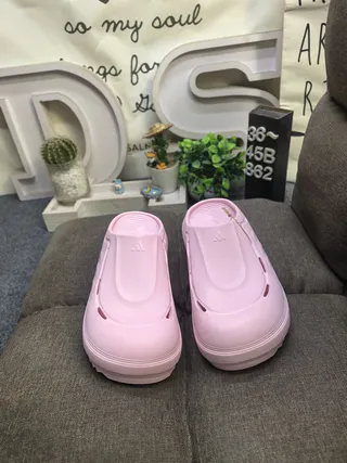 Adidas sapato de madeira branco moldado monocromático três listras detalhe lateral 9