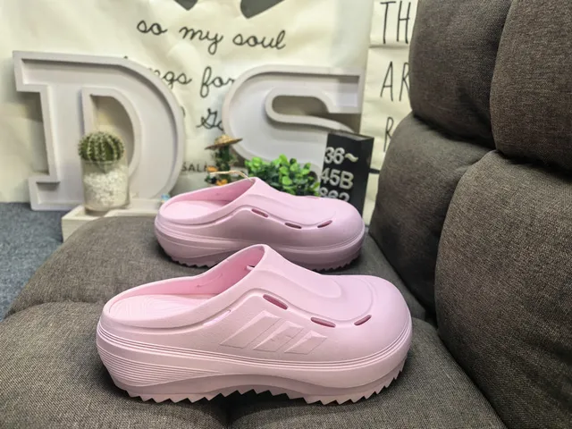 Adidas sapato de madeira branco moldado monocromático três listras detalhe lateral 10