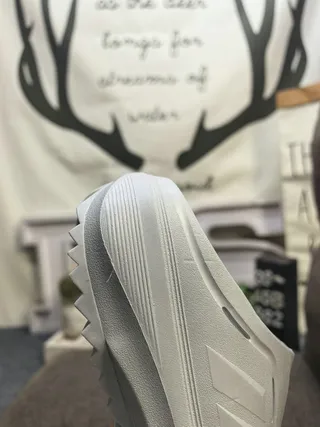 Adidas sapato de madeira branco moldado monocromático três listras detalhe lateral 12
