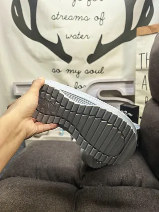 Adidas sapato de madeira branco moldado monocromático três listras detalhe lateral 13