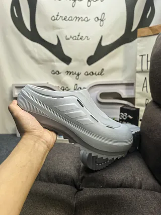 Adidas sapato de madeira branco moldado monocromático três listras detalhe lateral 14