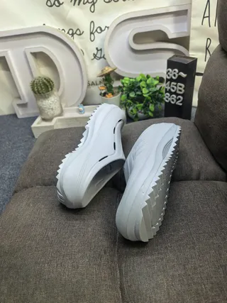 Adidas sapato de madeira branco moldado monocromático três listras detalhe lateral 15