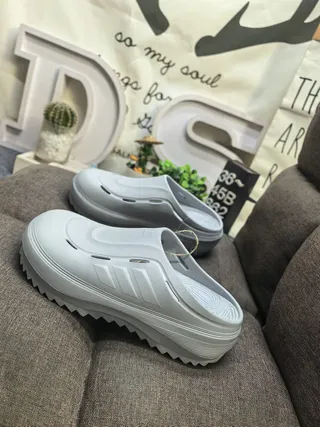 Adidas sapato de madeira branco moldado monocromático três listras detalhe lateral 16