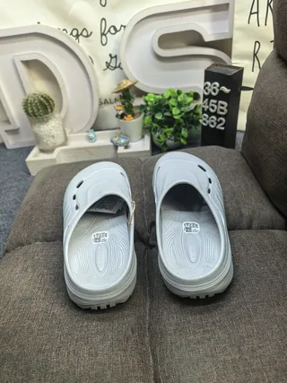 Adidas sapato de madeira branco moldado monocromático três listras detalhe lateral 17