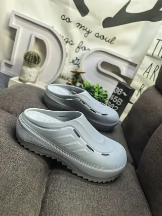 Adidas sapato de madeira branco moldado monocromático três listras detalhe lateral 18
