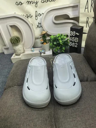 Adidas sapato de madeira branco moldado monocromático três listras detalhe lateral 19